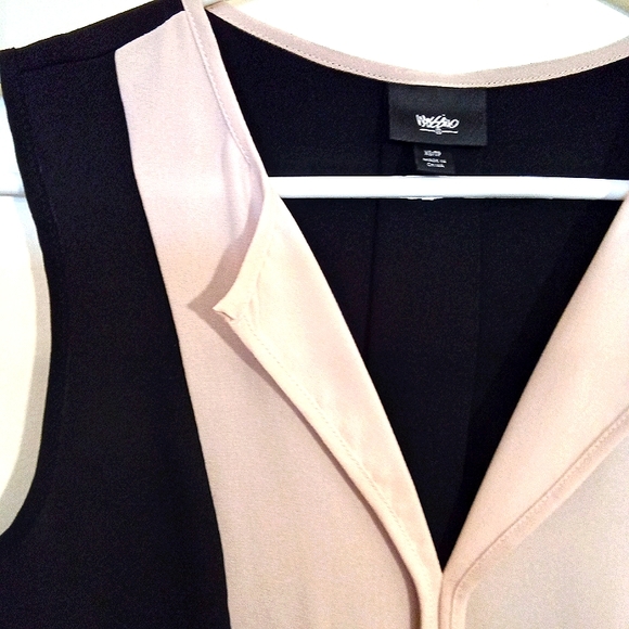 Massimo Two Tone V Neckline Sleeveless Blouse - Picture 11 of 11